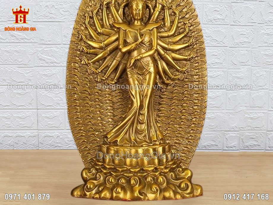 Tượng Phật Quan Âm được cúng tiến vào chùa chiền